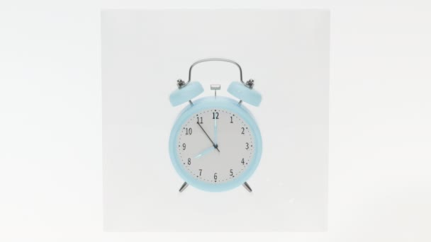 Reloj despertador clásico, congelado a las ocho, renderizado en 3D. - Metraje, vídeo