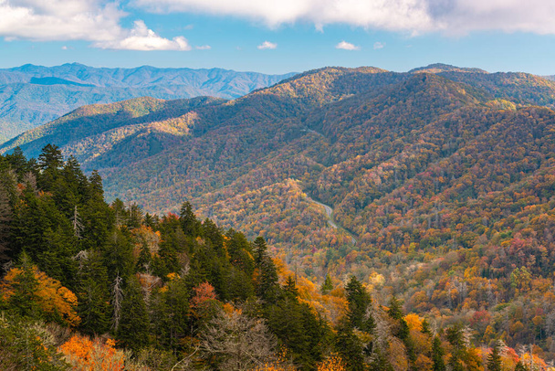 Great Smoky Mountains National Park, Tennessee, USA overlooking the Newfound Pass in autumn. - Foto, Imagem