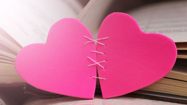 Δύο ροζ καρδιές και βιβλία, αγάπη και ρομαντική εικόνα - Φωτογραφία, εικόνα