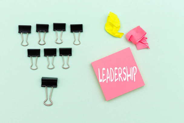 Organización y estructura del equipo Simbolizado con clips bulldog y nota adhesiva de liderazgo - Foto, Imagen
