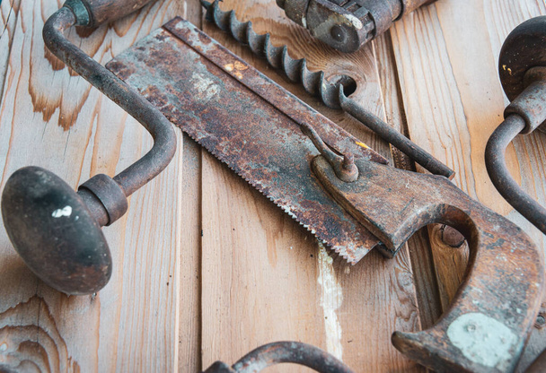 ,herramientas de mano vintage. sobre mesa de madera, sierra y taladro manual y jornada laboral de broca. - Foto, imagen