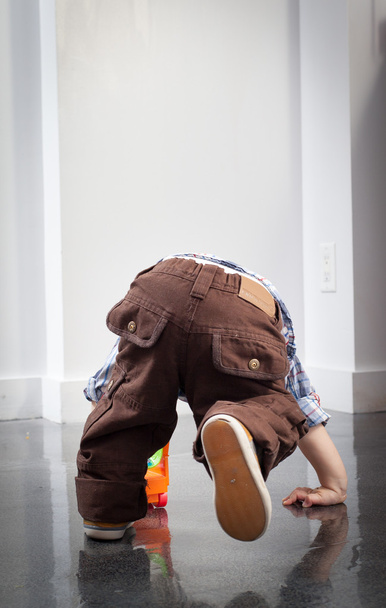Small boy on  floor - Foto, Imagen