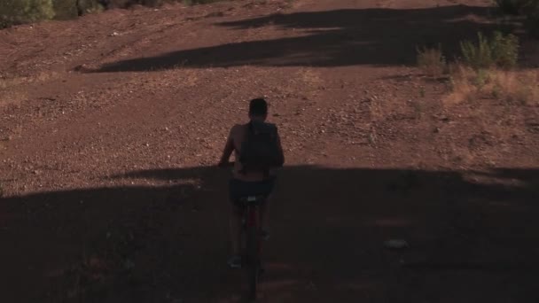 Hombre en bicicleta en el campo - Imágenes, Vídeo