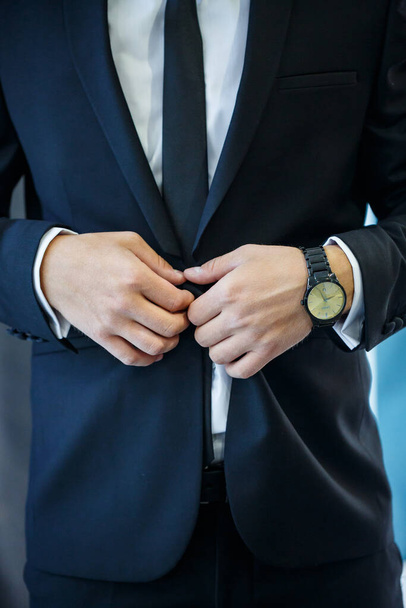 ένας άντρας φοράει κοστούμι την ημέρα του γάμου - Φωτογραφία, εικόνα