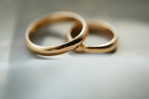 Zlaté snubní prsteny pro novomanžele v svatební den - Fotografie, Obrázek
