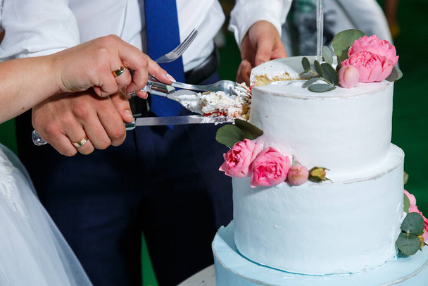 Большой сладкий свадебный торт для молодоженов - Фото, изображение
