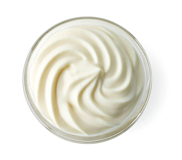 bol de crème de yaourt fouettée isolé sur fond blanc, vue de dessus - Photo, image