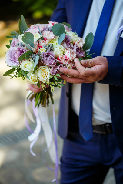 Wedding bouquet in the hands of the newlywed - Φωτογραφία, εικόνα