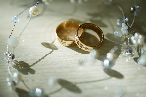 Anillos de boda de oro para recién casados el día de la boda - Foto, Imagen