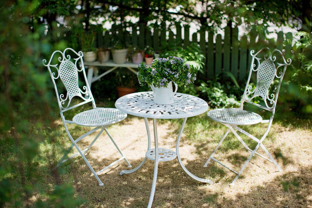 Table et chaises de jardin en métal blanc. Salon de jardin confortable extérieur. - Photo, image