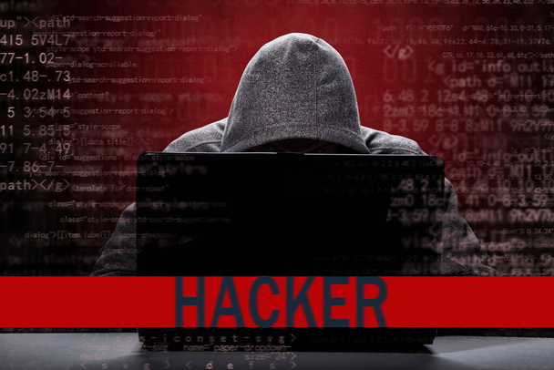Hacker imprime un code sur un clavier d'ordinateur portable pour pénétrer dans un cyberespace - Photo, image