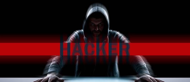 L'hacker stampa un codice su una tastiera portatile per entrare in un cyberspazio - Foto, immagini