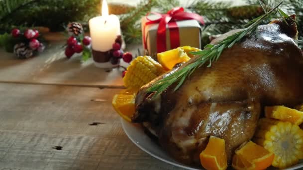 Hagyományos hálaadási vacsora. Friss, hagyományos pite és csirke. Hálaadás ünnepe koncepció. Karácsony vagy újév. felülnézetből. - Felvétel, videó