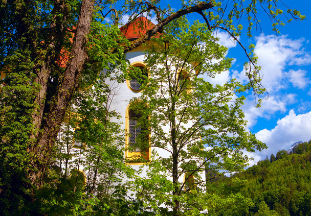 Monastero nella foresta, vista attraverso i rami - Foto, immagini