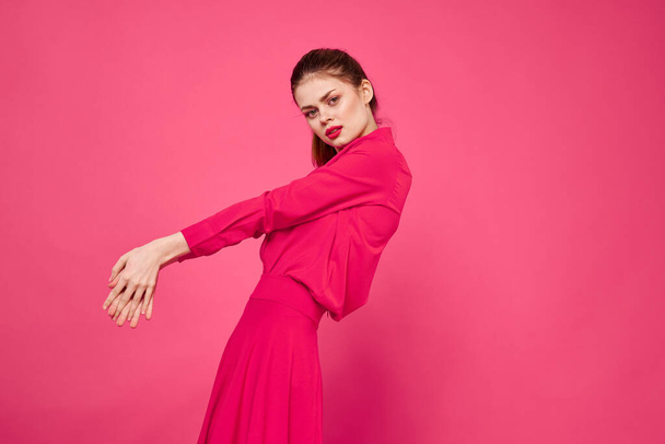 Portret rudej kobiety w jasnych ubraniach na różowym tle przycięty widok gestykulacji rękami - Zdjęcie, obraz