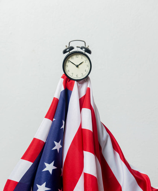 USA flag and alarm clock on white background - Zdjęcie, obraz