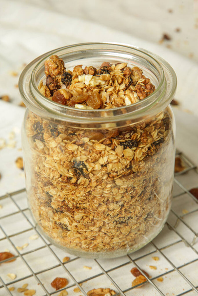 Gezond en gemakkelijk zelfgemaakte granola in een pot. Serie foto 's. - Foto, afbeelding