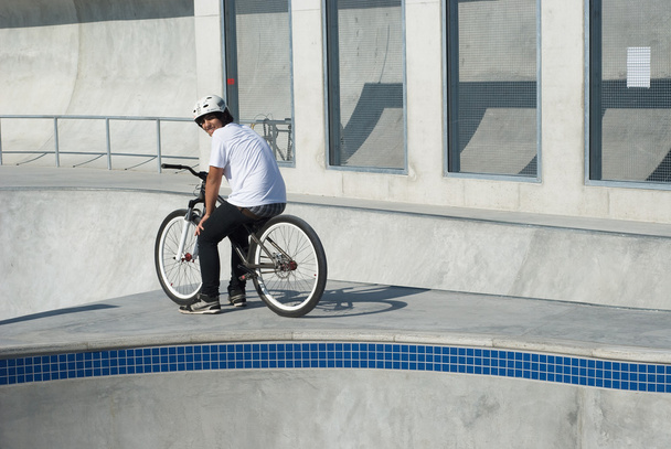 tiener in skateboard park - Foto, afbeelding