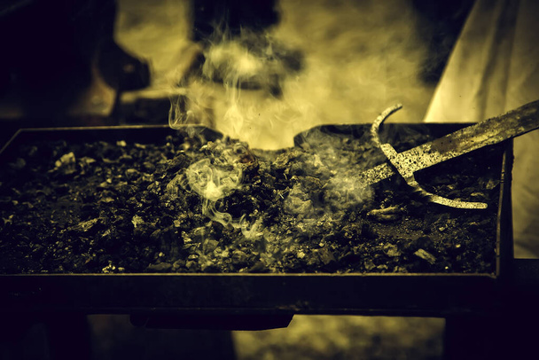 Fuego en la forja, detalle de trabajo con hierro, industria - Foto, imagen