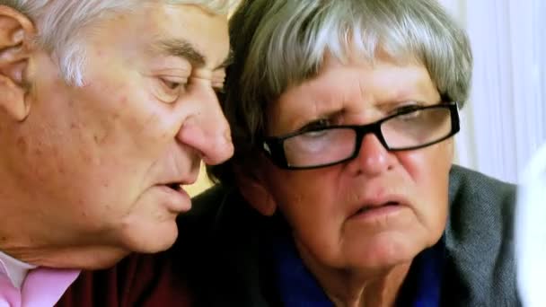 Anciano hombre y mujer que tienen problemas
 - Imágenes, Vídeo