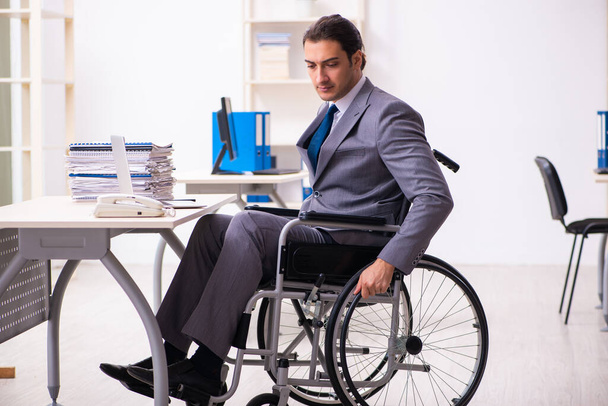 Ofisteki engelli çalışan - Fotoğraf, Görsel