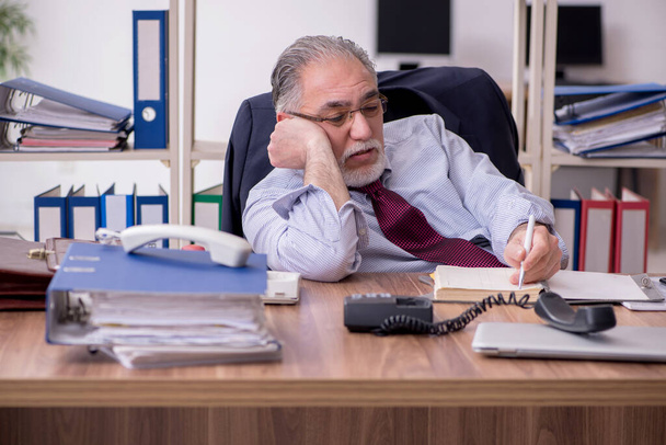 Velho funcionário do sexo masculino infeliz com trabalho excessivo - Foto, Imagem