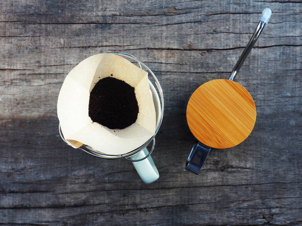 caffè gocciolante e ghiaccio caffè nero sul tavolo di legno  - Foto, immagini
