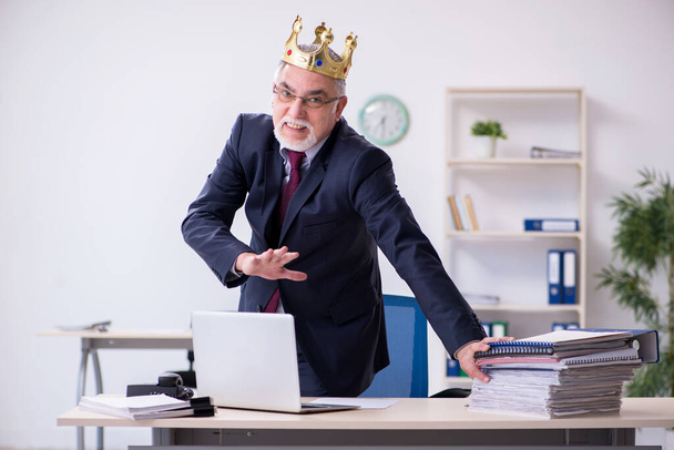 Old king businessman employee at workplace - Photo, Image