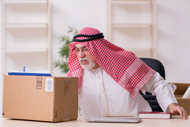 Starý arabský podnikatel v konceptu relokace kanceláře - Fotografie, Obrázek
