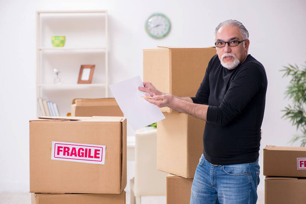 Velho homem profissional mover fazendo realocação em casa - Foto, Imagem