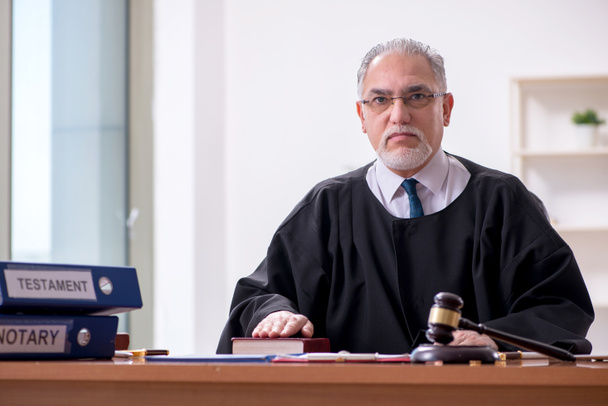 Viejo juez trabajando en el juzgado - Foto, imagen