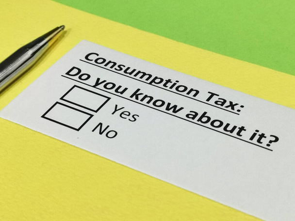 Egy ember válaszol a fogyasztási adóval kapcsolatos kérdésre.. - Fotó, kép