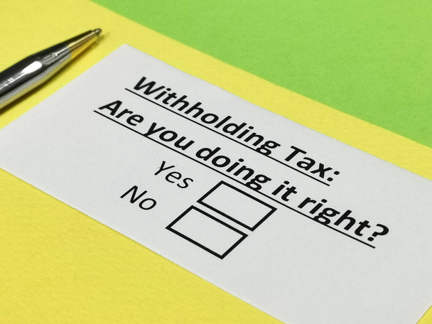 Jedna osoba odpovídá na otázku ohledně výběru daně. - Fotografie, Obrázek