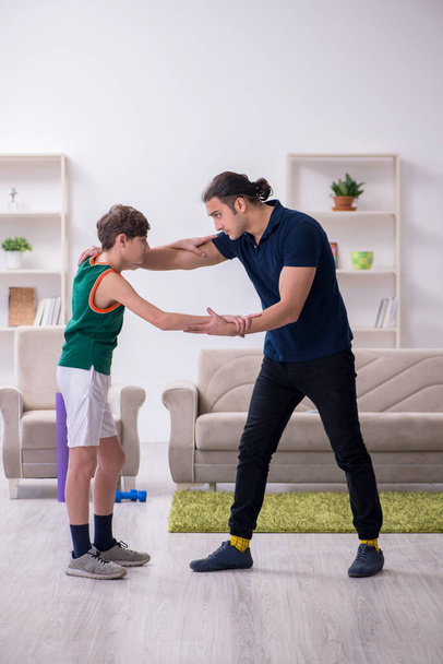 Отец и сын занимаются спортом в помещении - Фото, изображение