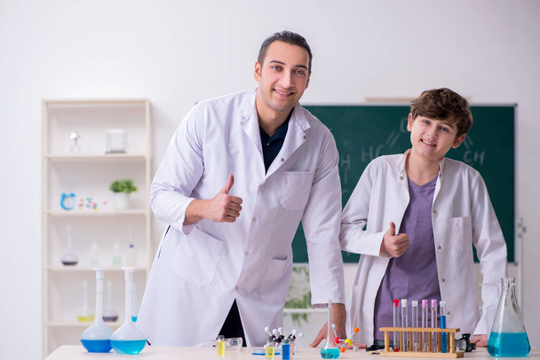 Jovens químicos pai e filho no laboratório
 - Foto, Imagem