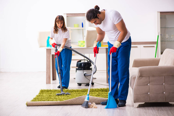 Junges Paar erledigt Hausarbeit zu Hause - Foto, Bild