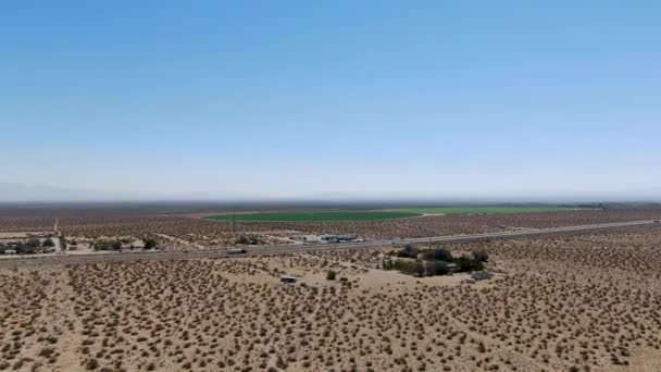 Вид с воздуха на холмы пустыни под голубым небом в пустыне Калифорнии, недалеко от Риджкреста.  - Кадры, видео