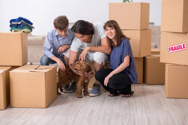 Jeune famille déménageant dans un nouvel appartement - Photo, image