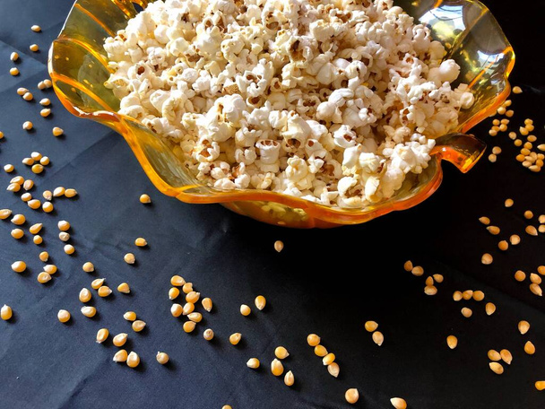 Leuke Mexicaanse popcorn gemaakt in een home oven - Foto, afbeelding