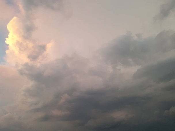 Nuvola Bianca, drammatico cielo blu sfondo prima del tramonto. - Foto, immagini