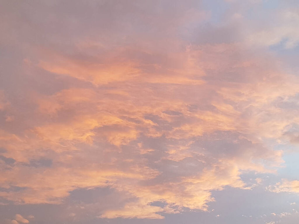 Nuage orange et blanc, ciel bleu dramatique Arrière-plan avant le coucher du soleil. - Photo, image