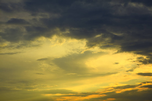 Lágy sárga árnyalatú felhők alkonyatkor  - Fotó, kép