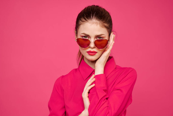 Donna in camicia rosa e occhiali marroni ritagliato visualizzare le emozioni modello di moda gesturing mani ritratto - Foto, immagini