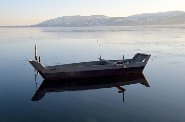 Šedý člun v napůl zamrzlém jezeře - Fotografie, Obrázek