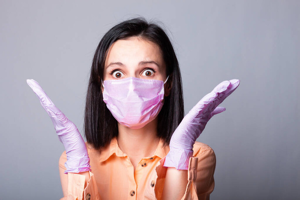 woman in shirt, medical mask and gloves, gray background - Foto, Imagem
