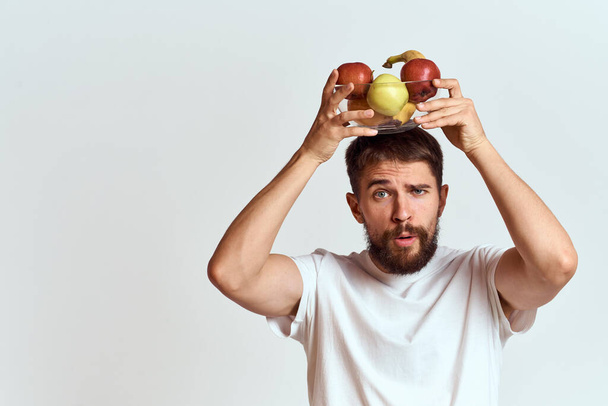 muž s čerstvým ovocem ve skleněném poháru gestikulace s rukama vitamíny zdraví energie model husté vousy knír - Fotografie, Obrázek