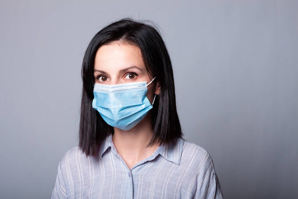 junge Frau mit medizinischer Maske auf dem Gesicht - Foto, Bild