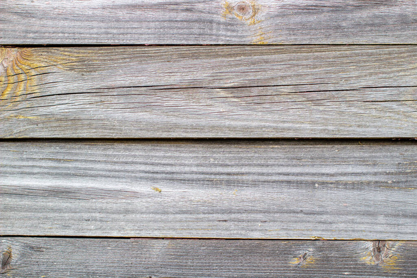 Sfondo in legno fatto di vecchie tavole. La consistenza di una vecchia recinzione in legno rustico fatta di tavole lavorate piatte. Recinzione in legno fatta di vecchie tavole con l'inclusione di nodi. Design dello sfondo - Foto, immagini