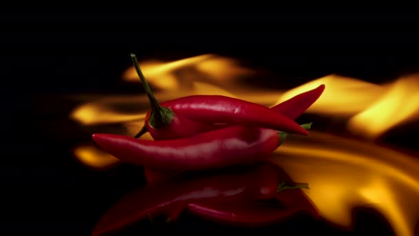 Horké červené chilli papričky v plamenech hoří - Záběry, video
