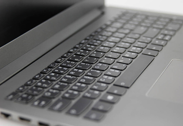 Schwarze Laptop-Tastatur weißer Schriftzug. - Foto, Bild